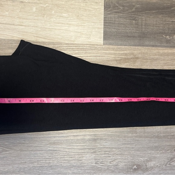 Vuori Womens’ Black Leggings - Picture 3 of 8